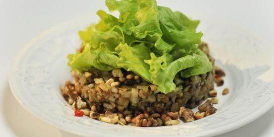 Теплый картофельный салат с орехами