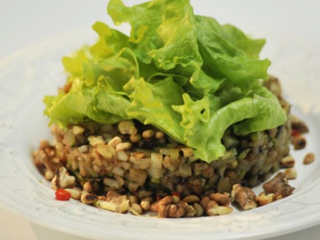 Рецепт теплого картофельного салата с орехами