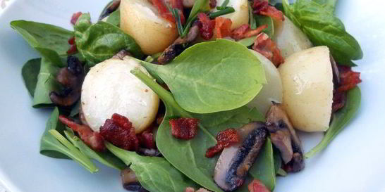 Теплый салат с картофелем, шампиньонами и хрустящим беконом