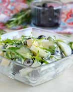 Огуречный салат с рукколой и сыром