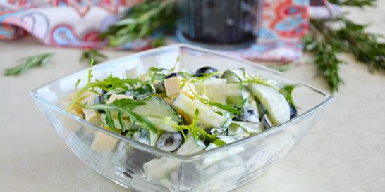 Огуречный салат с рукколой и сыром
