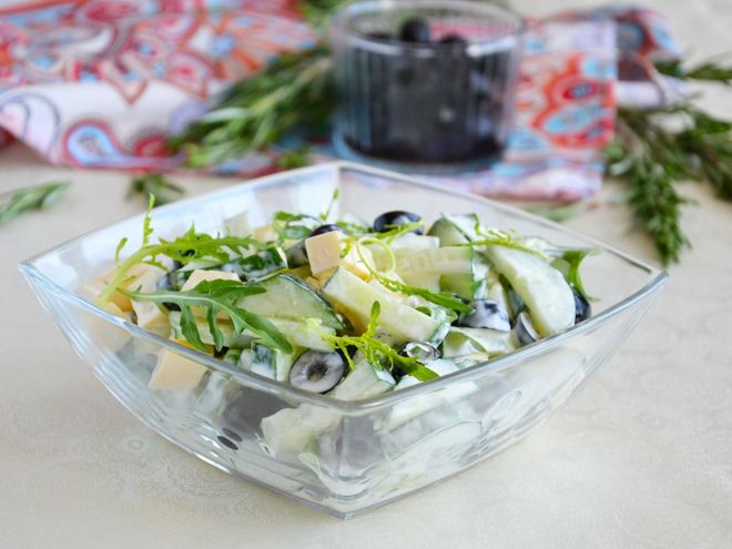 Рецепт огуречного салата с рукколой и сыром