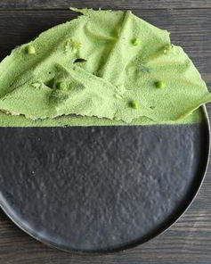 Оливье с домашним майонезом на жженом масле и чипсами из зеленого горошка