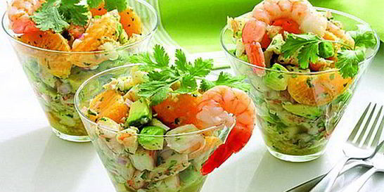 Оливье с креветками и авокадо