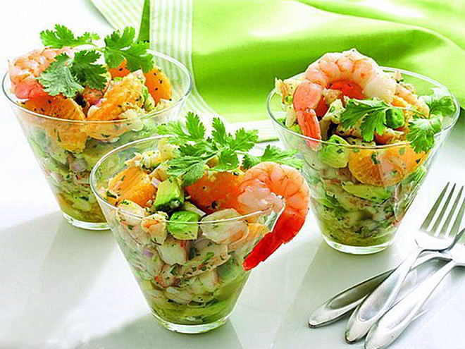 Рецепт оливье с креветками и авокадо