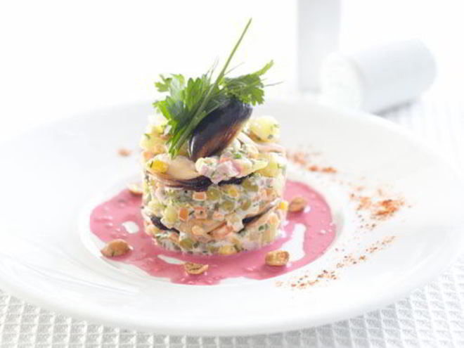 Рецепт оливье с мидиями под свекольным соусом