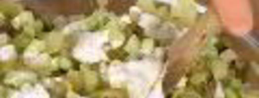 салат оливье с икрой и раковыми шейками. Шаг 4