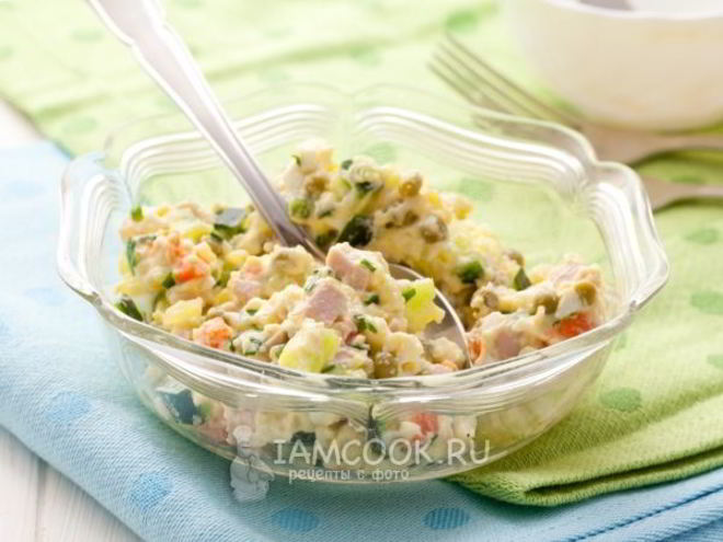 Рецепт салата оливье с колбасой и свежим огурцом