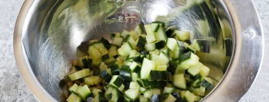 салат оливье с колбасой и свежим огурцом. Шаг 7