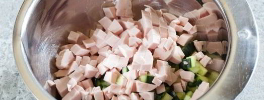 салат оливье с колбасой и свежим огурцом. Шаг 8