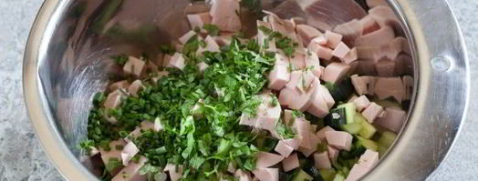 салат оливье с колбасой и свежим огурцом. Шаг 9