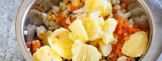 салат оливье с колбасой и свежим огурцом. Шаг 12