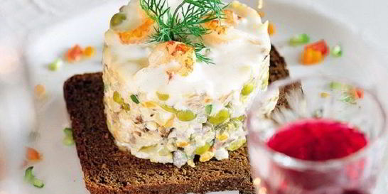 Салат Оливье с копченой курицей и креветками