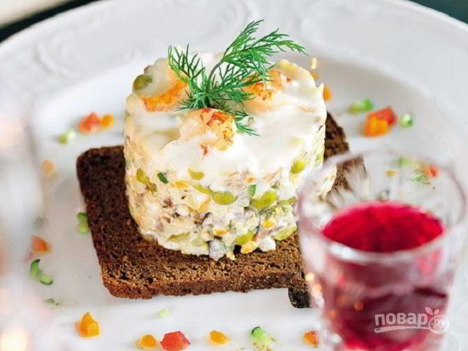 Рецепт салата оливье с копченой курицей и креветками