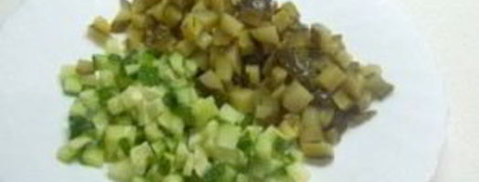 салат оливье с копченой курицей и креветками. Шаг 9