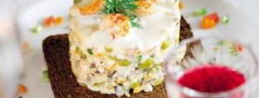 салат оливье с копченой курицей и креветками. Шаг 11