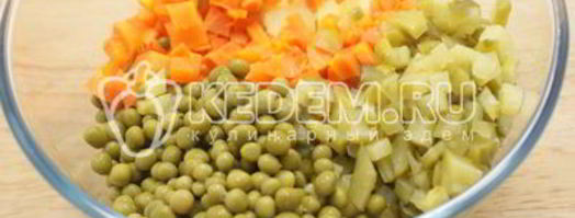 салат с курицей праздничное оливье. Шаг 5