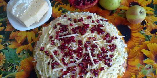 Рыбный салат с гранатом