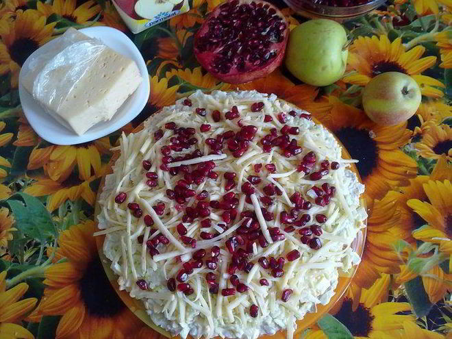 Рецепт рыбного салата с гранатом