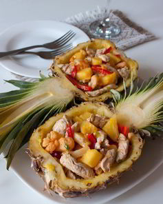 Салат из индейки в ананасе