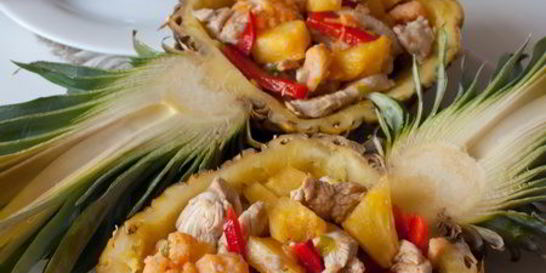 Салат из индейки в ананасе