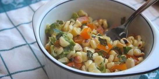 Салат из кукурузы, болгарского перца и авокадо