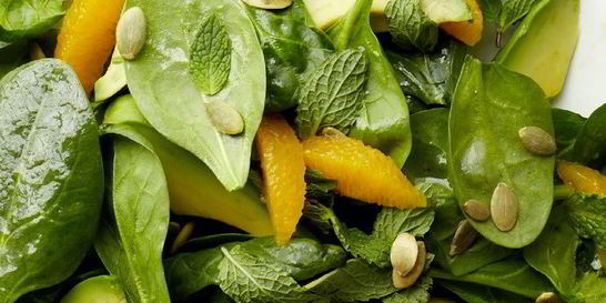 Салат из молодого шпината с авокадо и апельсином