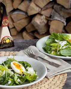 Салат из шпината, спаржи и отварного яйца