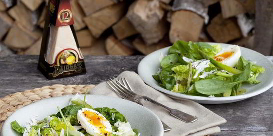 Салат из шпината, спаржи и отварного яйца