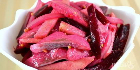 Салат из свеклы с сельдью и яблоком