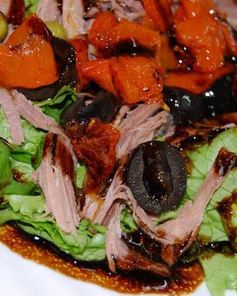 Салат из телятины с тыквой, маслинами и лимоном