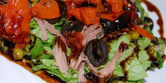 Салат из телятины с тыквой, маслинами и лимоном