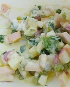 Салат из яиц с колбасой и горошком