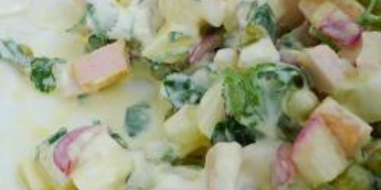 Салат из яиц с колбасой и горошком