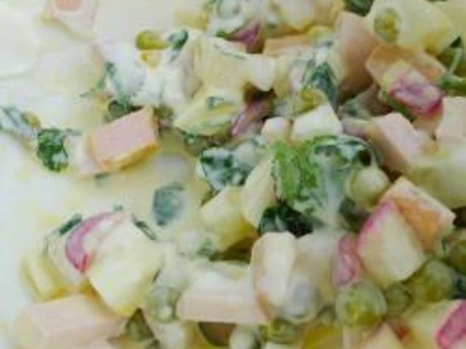 Рецепт салата из яиц с колбасой и горошком