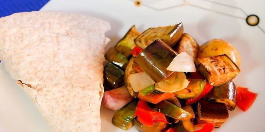 Салат из запеченных овощей с молодым картофелем