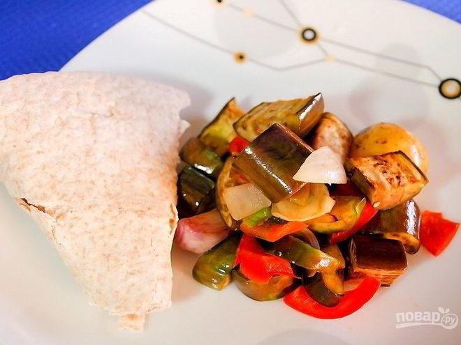 Рецепт салата из запеченных овощей с молодым картофелем