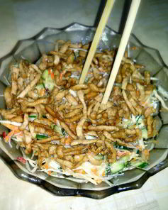 Салат Хэйхэ с лапшой и свининой