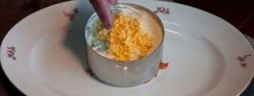 мимоза с крабовыми палочками и яблоком. Шаг 12