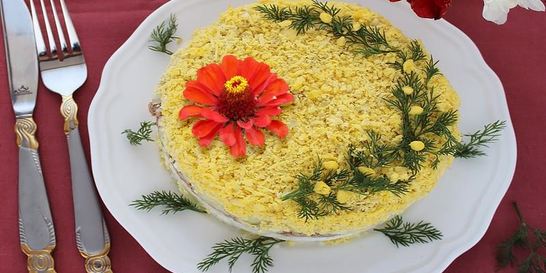 Салат мимоза классический с маслом