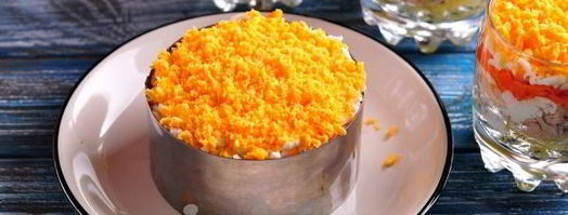 салат мимоза новогодний. Шаг 12