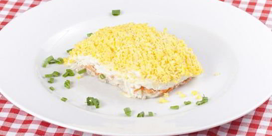 Салат Мимоза с печенью трески и яблоками