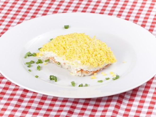 Рецепт салата мимоза с печенью трески и яблоками