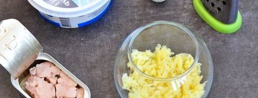 салат мимоза с печенью трески. Шаг 5