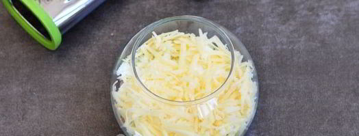 салат мимоза с печенью трески. Шаг 8