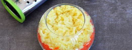 салат мимоза с печенью трески. Шаг 10