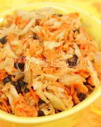 Салат морковный с квашеной капустой и черносливом