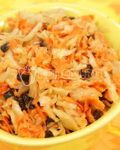 Салат морковный с квашеной капустой и черносливом