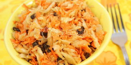 Салат морковный с квашеной капустой и черносливом