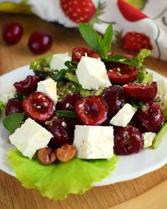 Салат с черешней и сыром